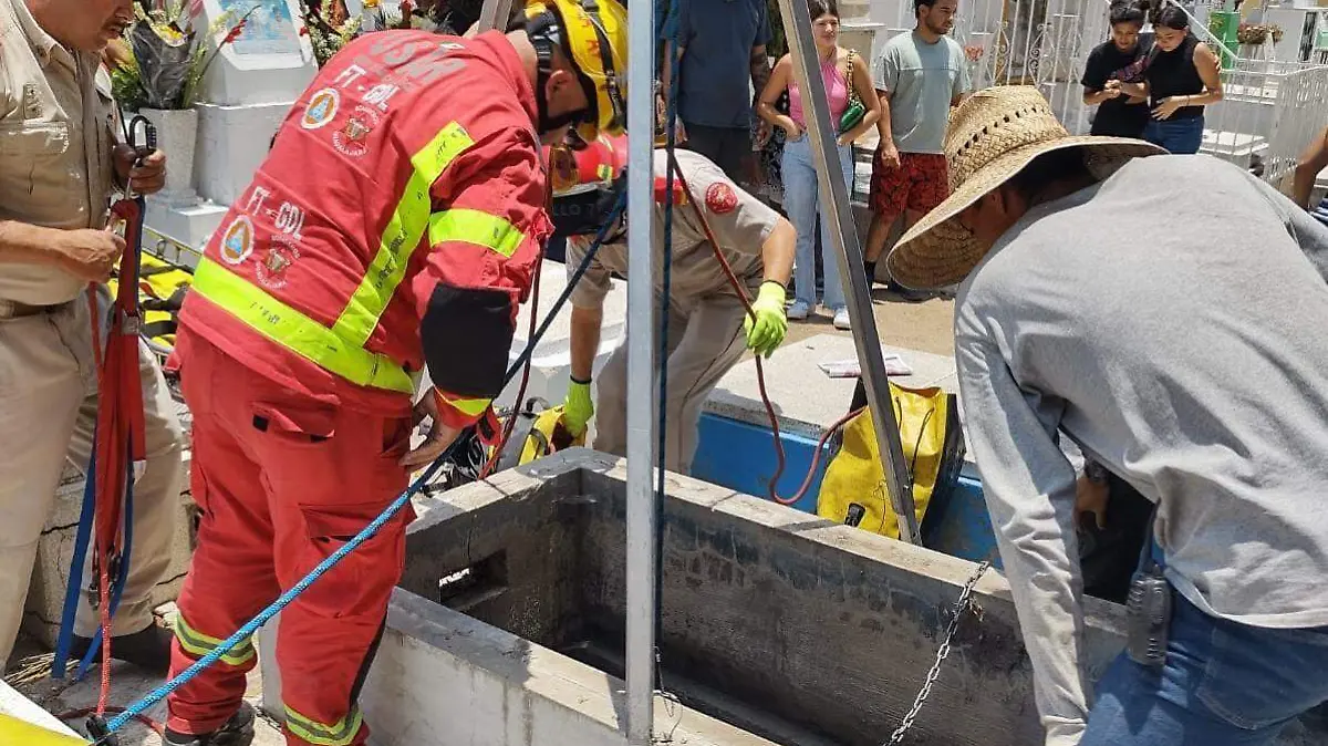 Bomberos de Guadalajara Hombre cae a una cripta